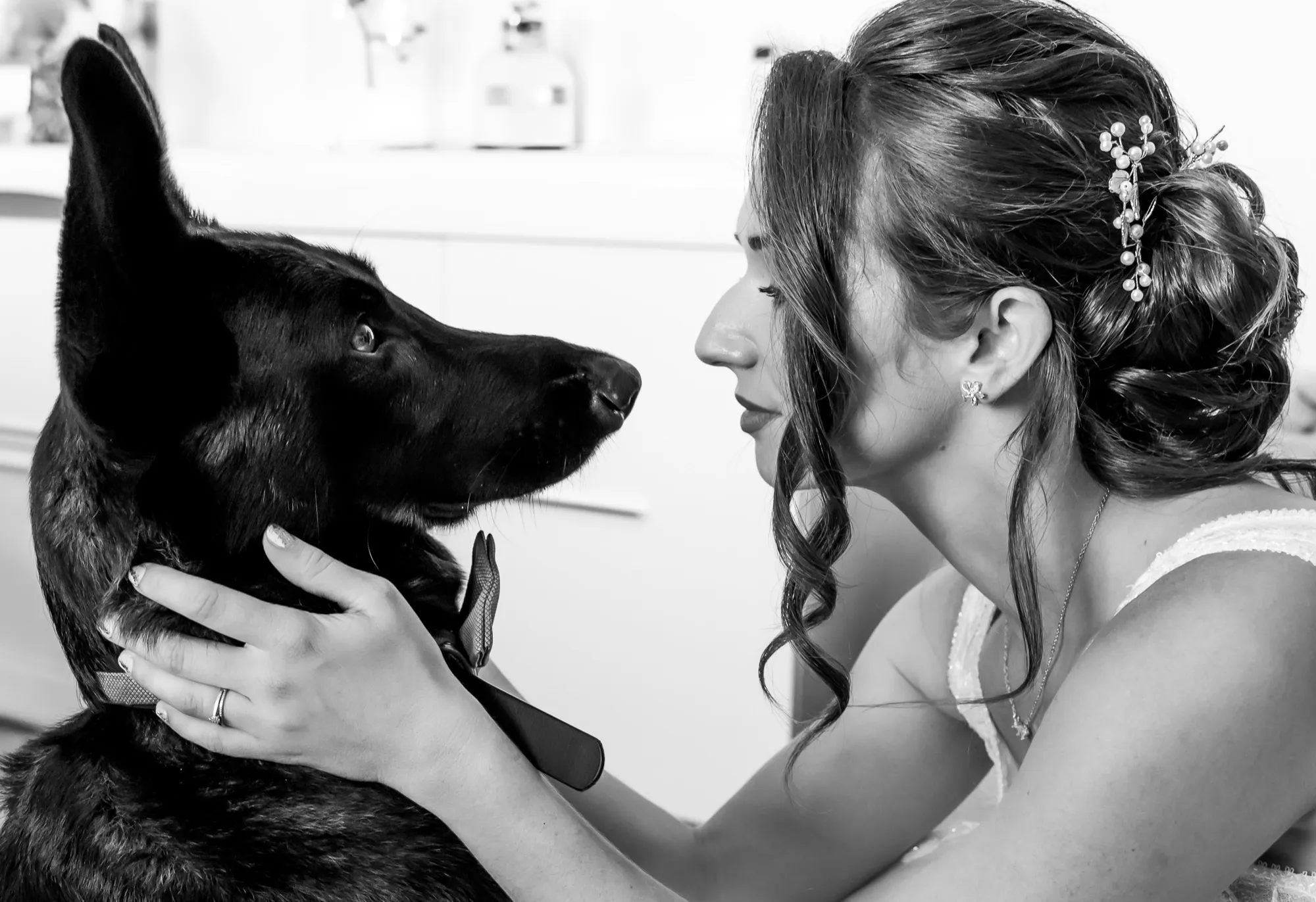 Femme front contre front avec son chien, en signe de complicité